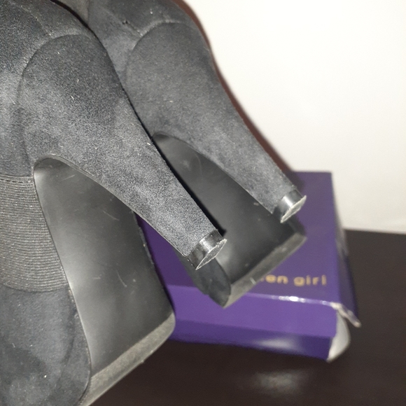 Black shoes. - Picture 4 of 7